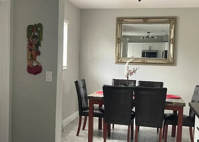 Relaxing 4 Bedroom House Perfect Florida Getaway