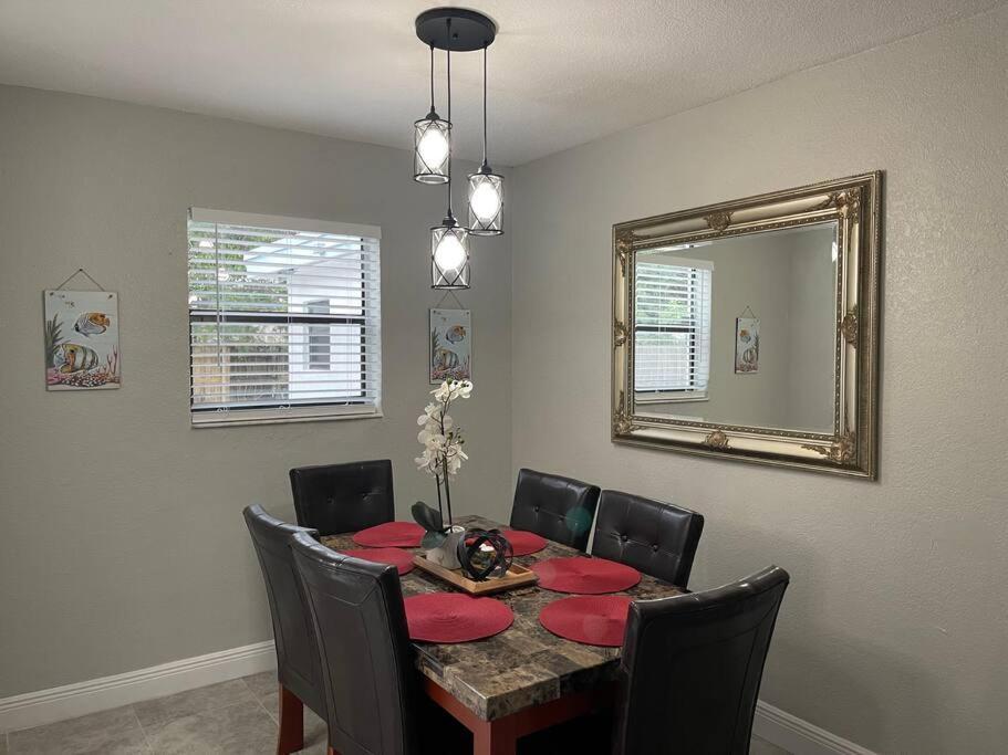 Relaxing 4 Bedroom House Perfect Florida Getaway Holiday home